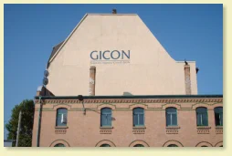 Fassadenbeschriftung mit Logo